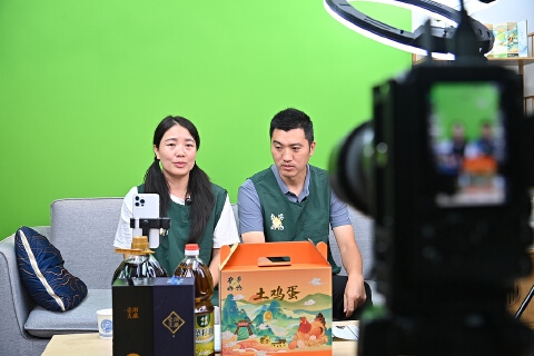 调查|悦龄生活直播“剧本杀”围猎老人:99元保健品号称可治脑萎缩,靠鸡蛋拉新一年开近两万家店