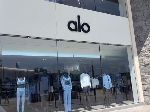 ALO中国首店香港开业:不少消费者排队近1小时入场,热门款靠抢