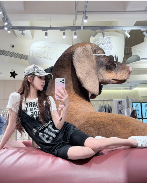 赵露思成最会赚钱的女艺人?新店试衣排队1小时,个人品牌三个月销售额破亿